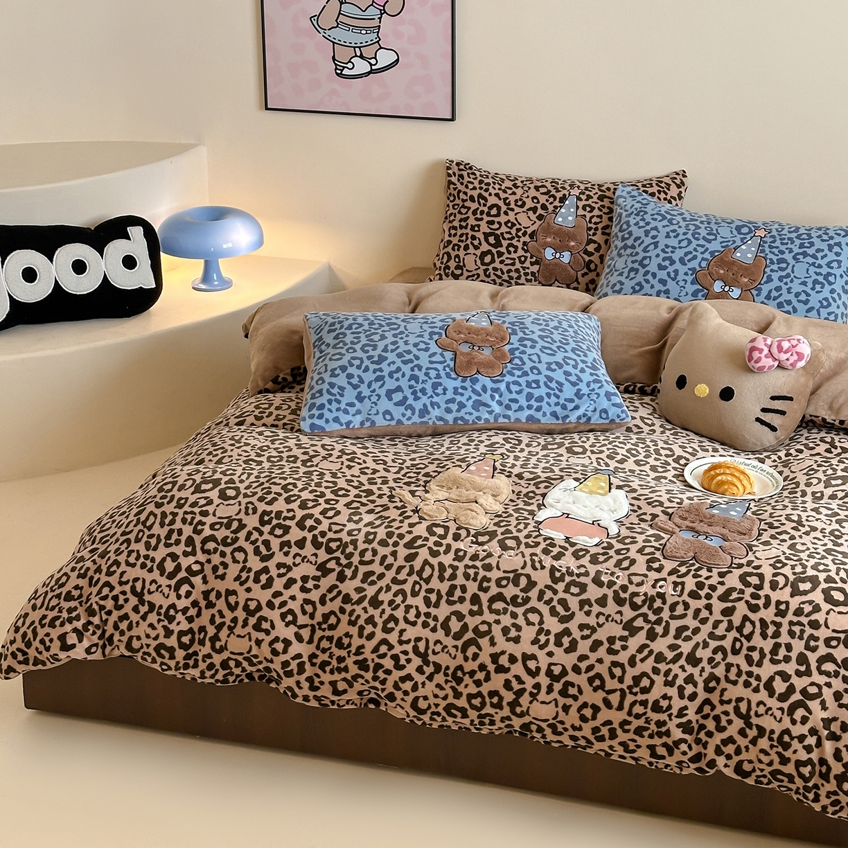 91家纺网 家纺一手货源 找家纺 桃子家居 2025新款A类ins秋冬限定款豹纹黑白皮猫咪兔毛贴布绣工艺刺绣混搭加厚牛奶绒系列四件套 绒贴布绣-豹纹喵三只咖蓝