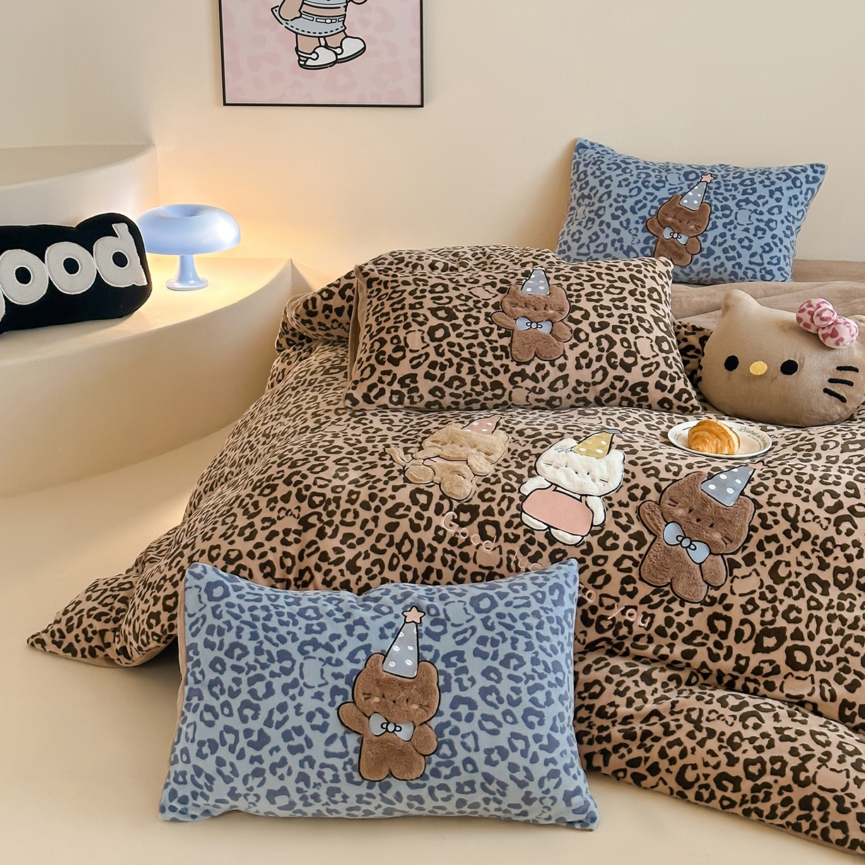 91家纺网 家纺一手货源 找家纺 桃子家居 2025新款A类ins秋冬限定款豹纹黑白皮猫咪兔毛贴布绣工艺刺绣混搭加厚牛奶绒系列四件套 绒贴布绣-豹纹喵三只咖蓝