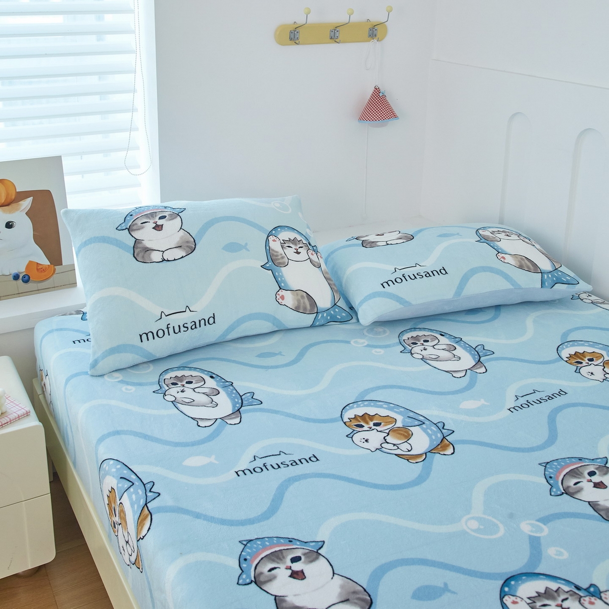 91家纺网 家纺一手货源 找家纺 蘭菲家纺 2025新款高克重牛奶绒正版鲨鱼猫系列单品床笠 珊迪出海-猫福