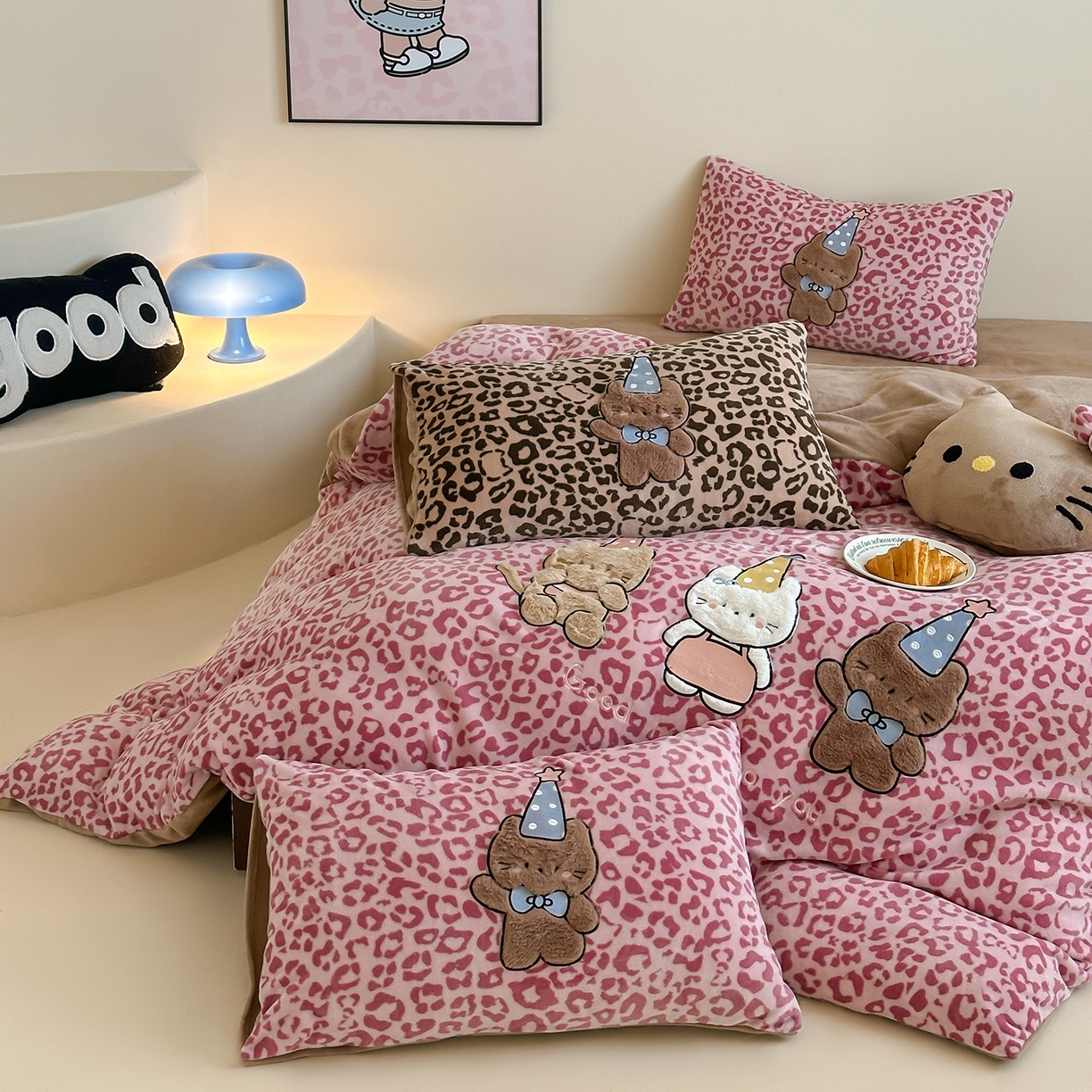 91家纺网 家纺一手货源 找家纺 （总）桃子家居 2025新款A类ins秋冬限定款豹纹黑白皮猫咪兔毛贴布绣工艺刺绣混搭加厚牛奶绒系列四件套