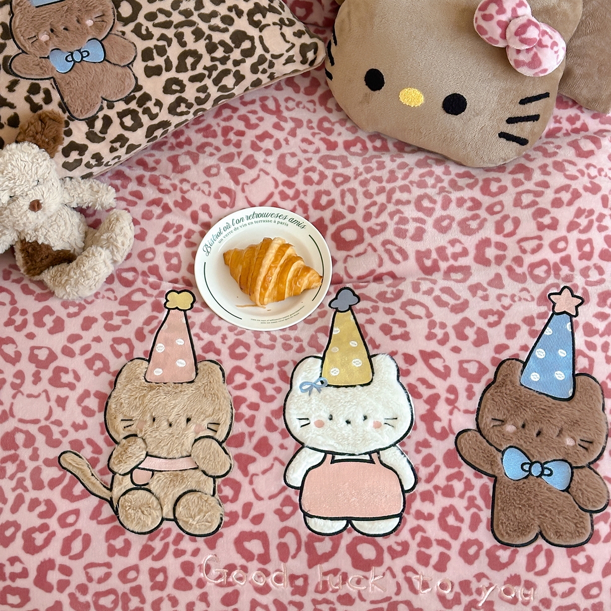 91家纺网 家纺一手货源 找家纺 桃子家居 2025新款A类ins秋冬限定款豹纹黑白皮猫咪兔毛贴布绣工艺刺绣混搭加厚牛奶绒系列四件套 绒贴布绣-豹纹喵三只粉咖