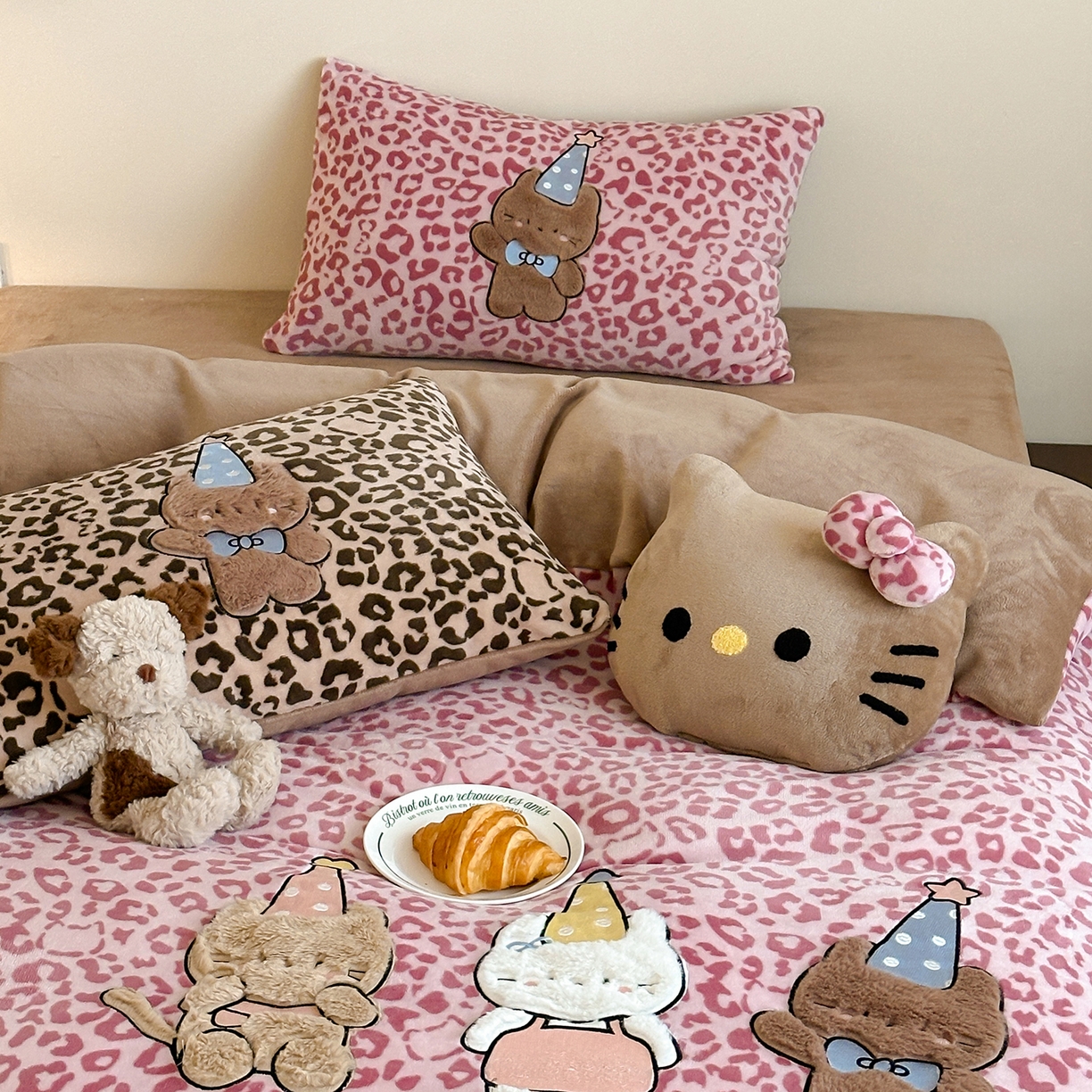 91家纺网 家纺一手货源 找家纺 桃子家居 2025新款A类ins秋冬限定款豹纹黑白皮猫咪兔毛贴布绣工艺刺绣混搭加厚牛奶绒系列四件套 绒贴布绣-豹纹喵三只粉咖