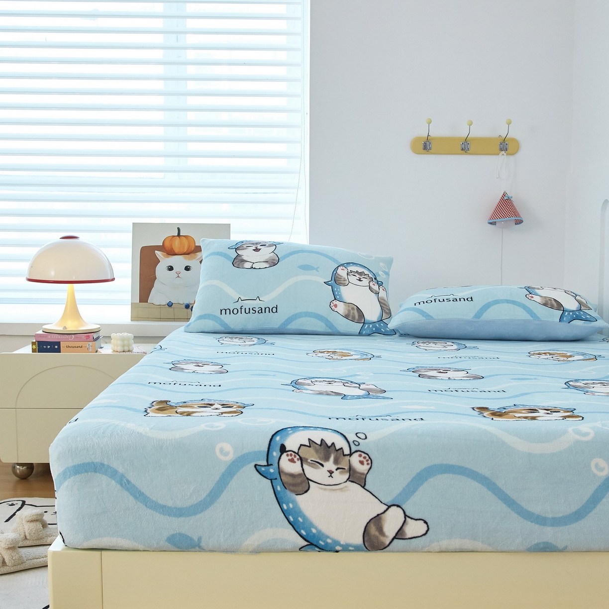 91家纺网 家纺一手货源 找家纺 蘭菲家纺 2025新款高克重牛奶绒正版鲨鱼猫系列单品床笠 珊迪出海-猫福