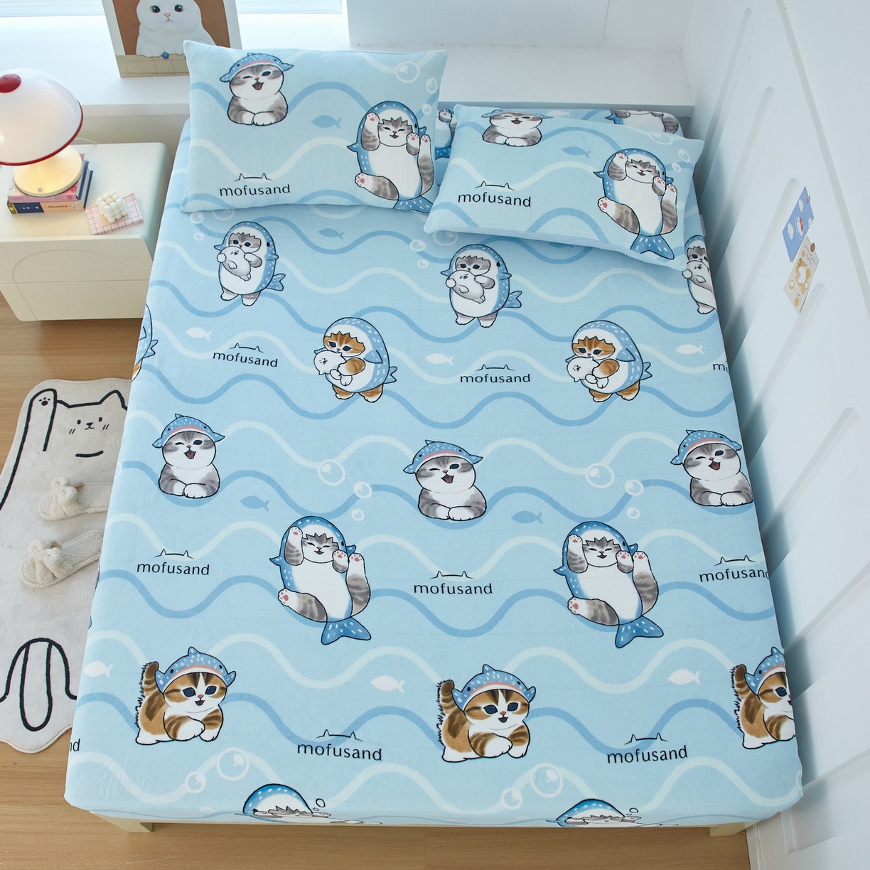 91家纺网 家纺一手货源 找家纺 蘭菲家纺 2025新款高克重牛奶绒正版鲨鱼猫系列单品床笠 珊迪出海-猫福