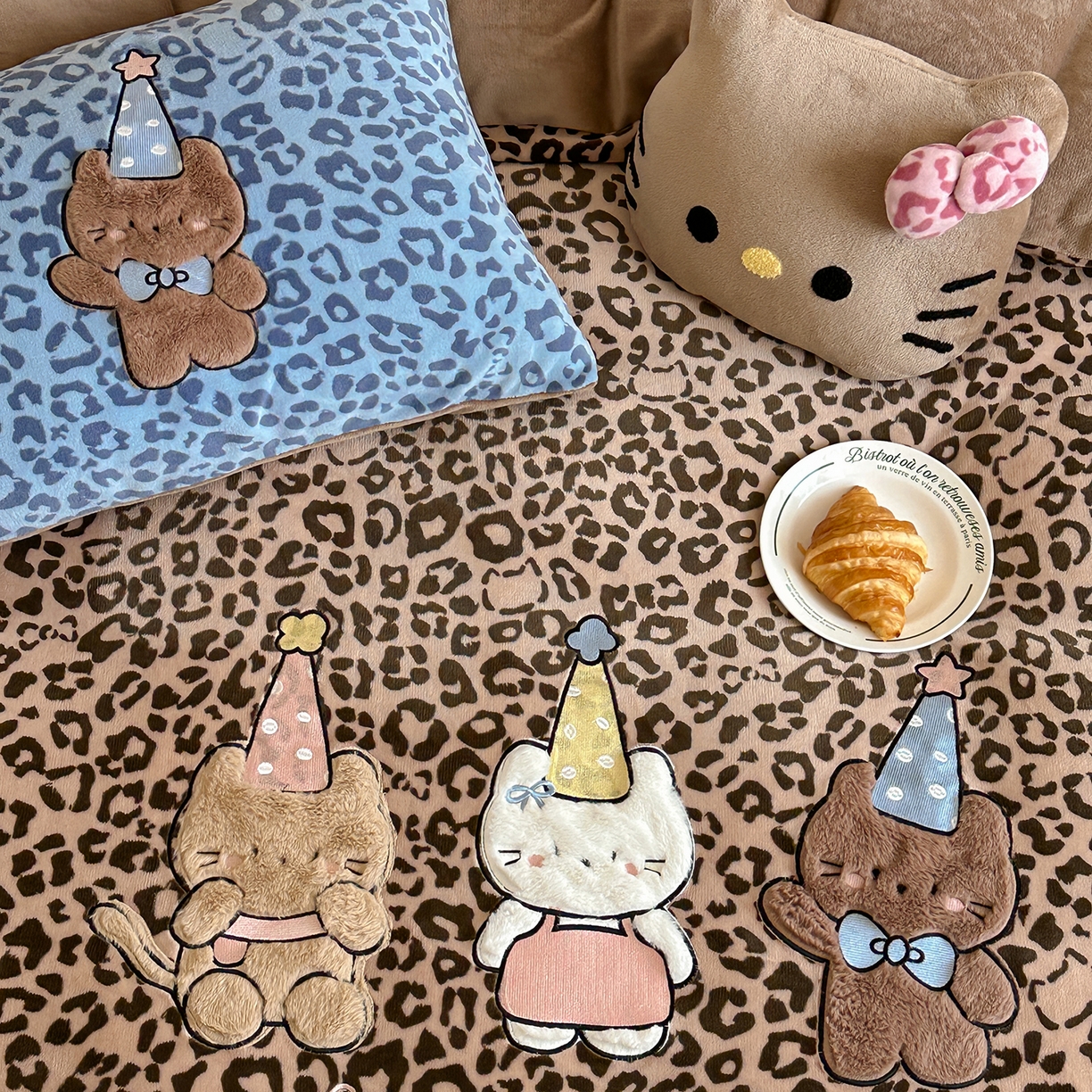 91家纺网 家纺一手货源 找家纺 桃子家居 2025新款A类ins秋冬限定款豹纹黑白皮猫咪兔毛贴布绣工艺刺绣混搭加厚牛奶绒系列四件套 绒贴布绣-豹纹喵三只咖蓝