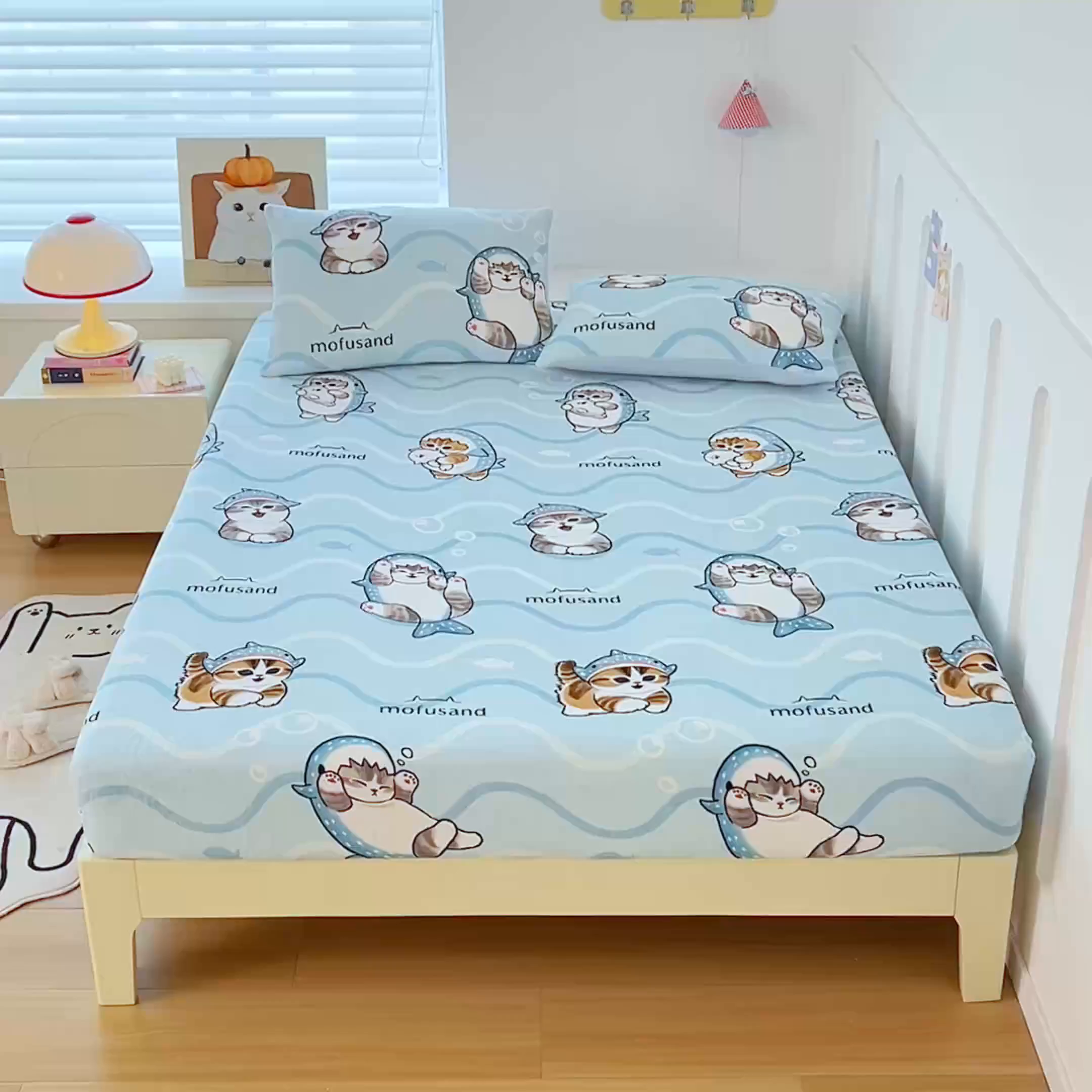 91家纺网 家纺一手货源 找家纺 蘭菲家纺 2025新款高克重牛奶绒正版鲨鱼猫系列单品床笠 珊迪出海-猫福