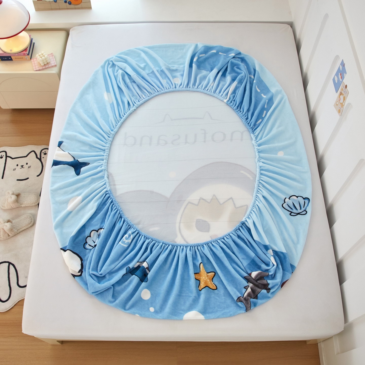 91家纺网 家纺一手货源 找家纺 蘭菲家纺 2025新款高克重牛奶绒正版鲨鱼猫系列单品床笠 珊迪沙滩季-猫福