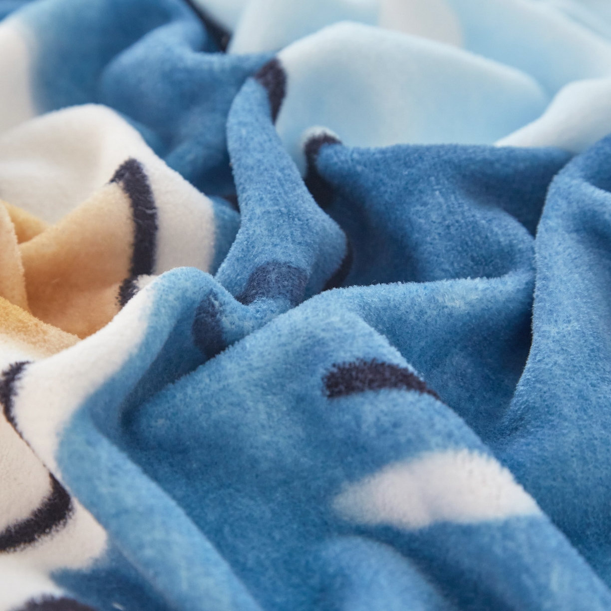 91家纺网 家纺一手货源 找家纺 蘭菲家纺 2025新款高克重牛奶绒正版鲨鱼猫系列单品床笠 珊迪沙滩季-猫福