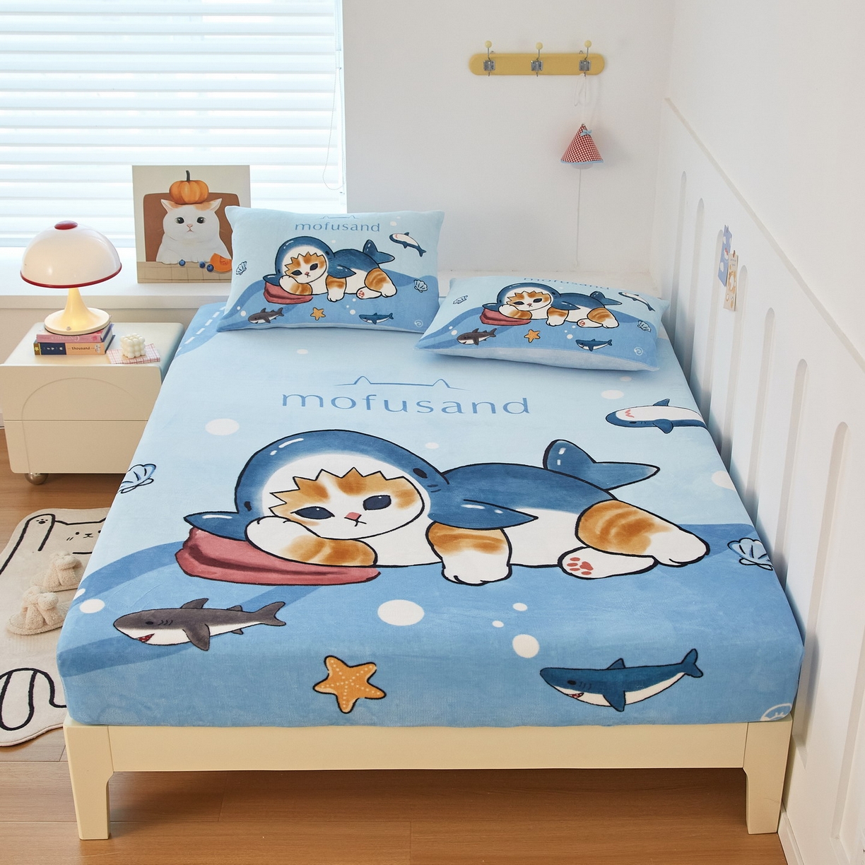 91家纺网 家纺一手货源 找家纺 蘭菲家纺 2025新款高克重牛奶绒正版鲨鱼猫系列单品床笠 珊迪沙滩季-猫福