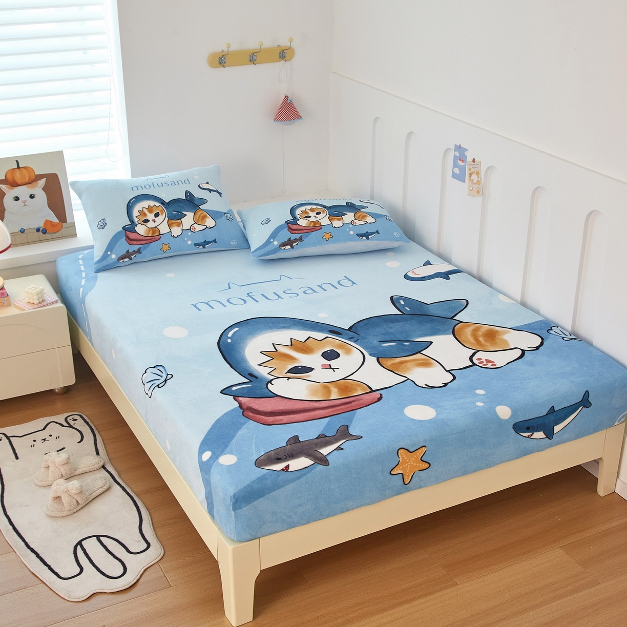 91家纺网 家纺一手货源 找家纺 蘭菲家纺 2025新款高克重牛奶绒正版鲨鱼猫系列单品床笠 珊迪沙滩季-猫福