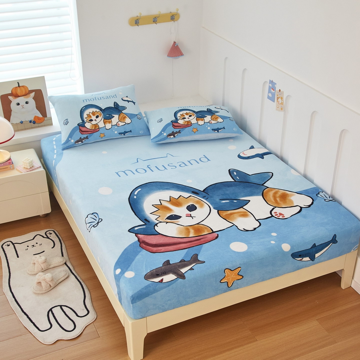 91家纺网 家纺一手货源 找家纺 蘭菲家纺 2025新款高克重牛奶绒正版鲨鱼猫系列单品床笠 珊迪沙滩季-猫福