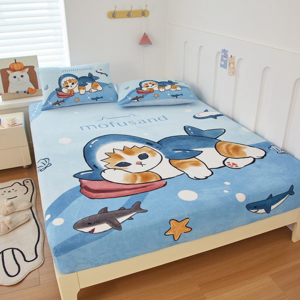 91家纺网 家纺一手货源 找家纺 蘭菲家纺 2025新款高克重牛奶绒正版鲨鱼猫系列单品床笠 珊迪沙滩季-猫福