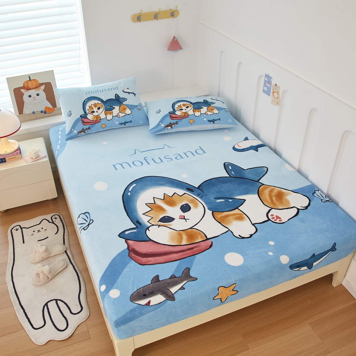 91家纺网 家纺一手货源 找家纺 蘭菲家纺 2025新款高克重牛奶绒正版鲨鱼猫系列单品床笠 珊迪沙滩季-猫福