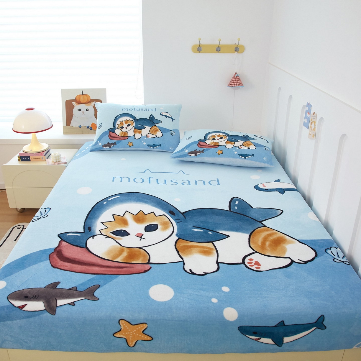 91家纺网 家纺一手货源 找家纺 蘭菲家纺 2025新款高克重牛奶绒正版鲨鱼猫系列单品床笠 珊迪沙滩季-猫福