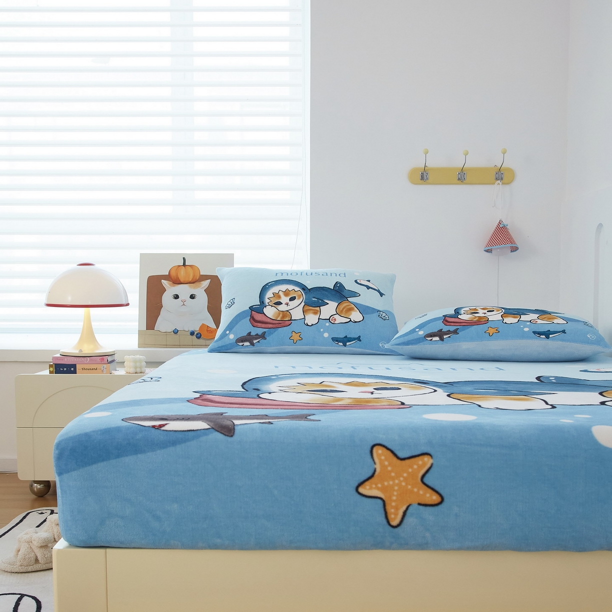 91家纺网 家纺一手货源 找家纺 蘭菲家纺 2025新款高克重牛奶绒正版鲨鱼猫系列单品床笠 珊迪沙滩季-猫福