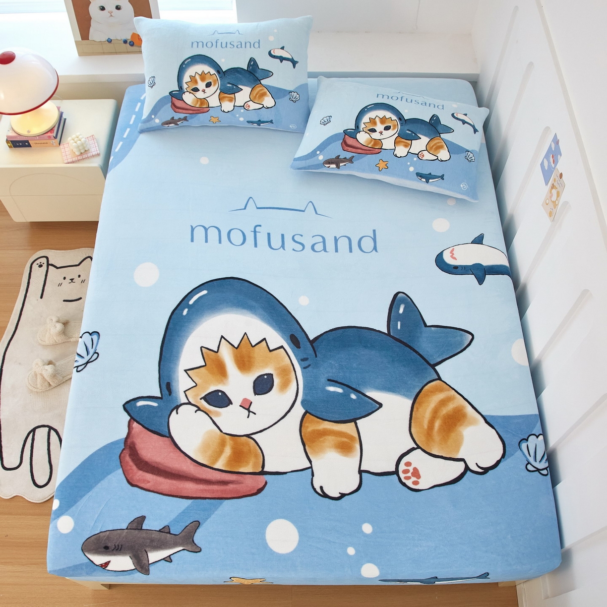 91家纺网 家纺一手货源 找家纺 蘭菲家纺 2025新款高克重牛奶绒正版鲨鱼猫系列单品床笠 珊迪沙滩季-猫福