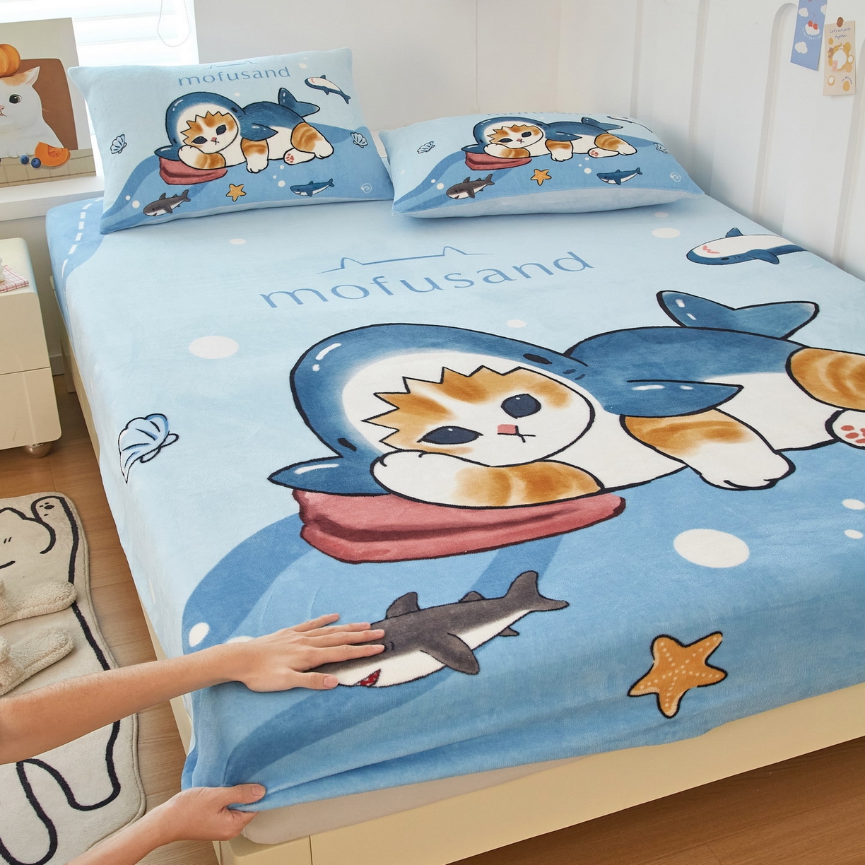 91家纺网 家纺一手货源 找家纺 蘭菲家纺 2025新款高克重牛奶绒正版鲨鱼猫系列单品床笠 珊迪沙滩季-猫福