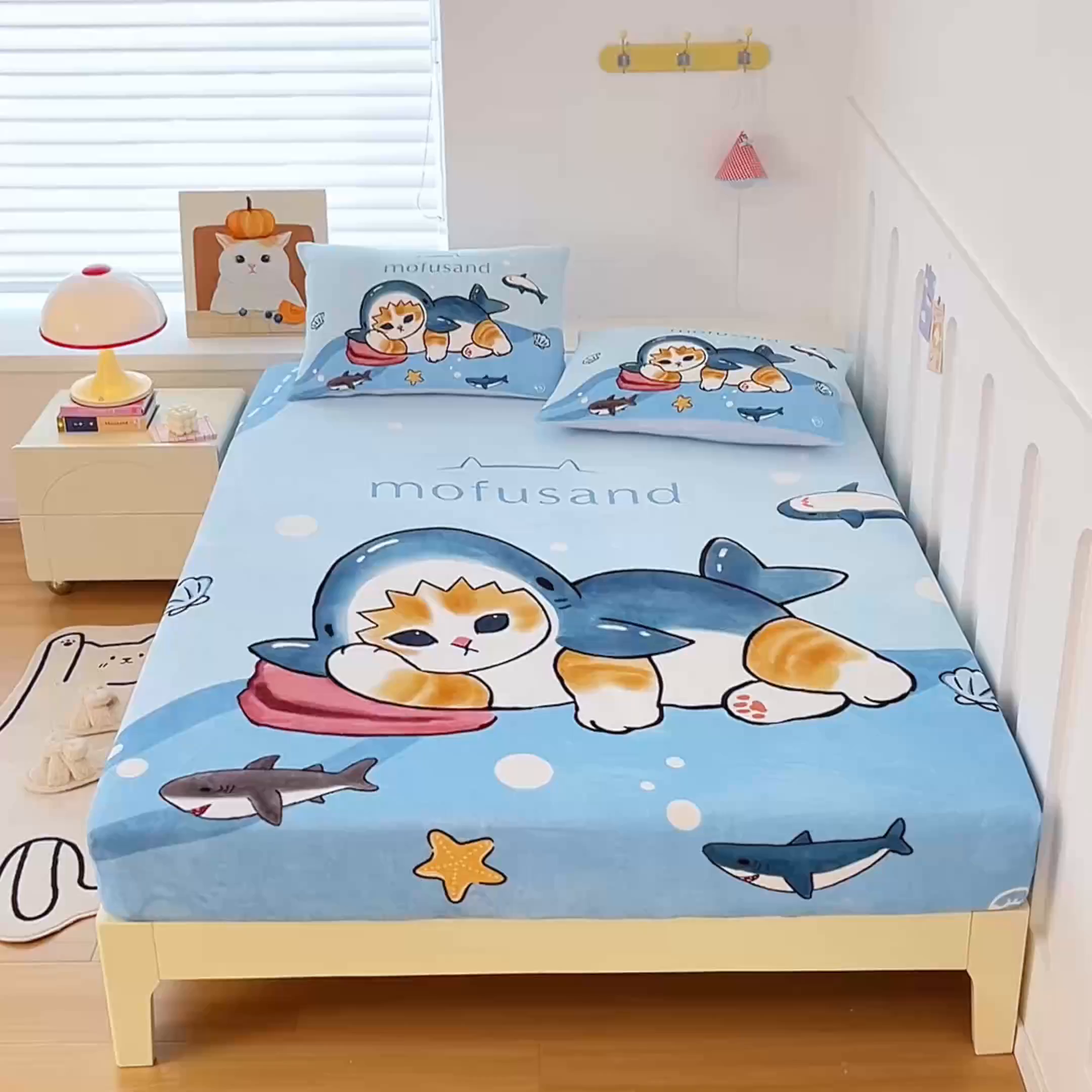 91家纺网 家纺一手货源 找家纺 蘭菲家纺 2025新款高克重牛奶绒正版鲨鱼猫系列单品床笠 珊迪沙滩季-猫福