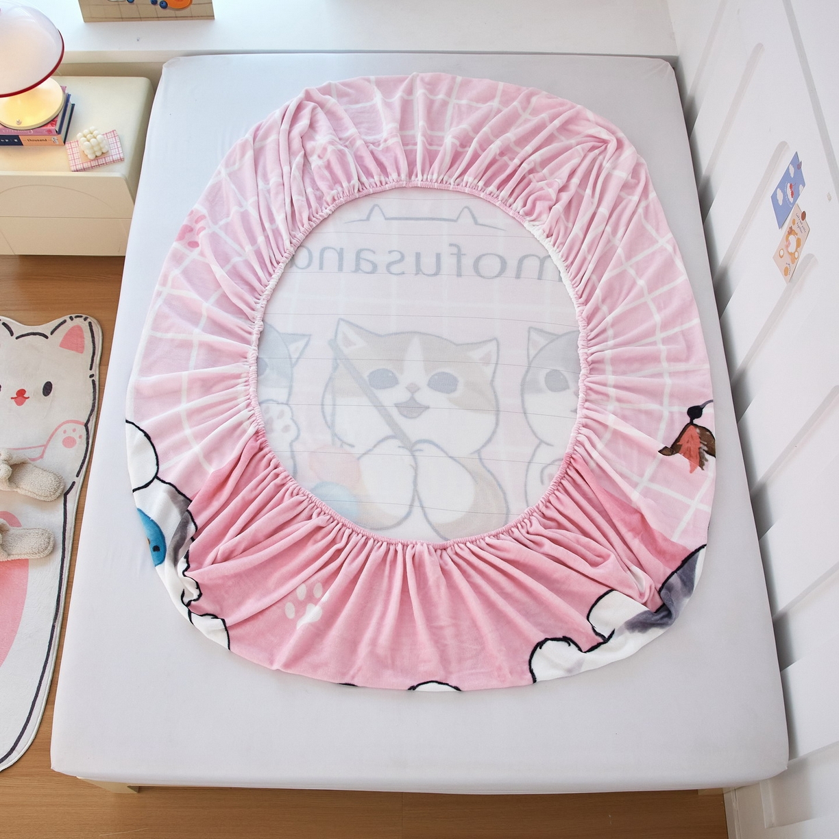 91家纺网 家纺一手货源 找家纺 蘭菲家纺 2025新款高克重牛奶绒正版鲨鱼猫系列单品床笠 珊迪闲逛-猫福