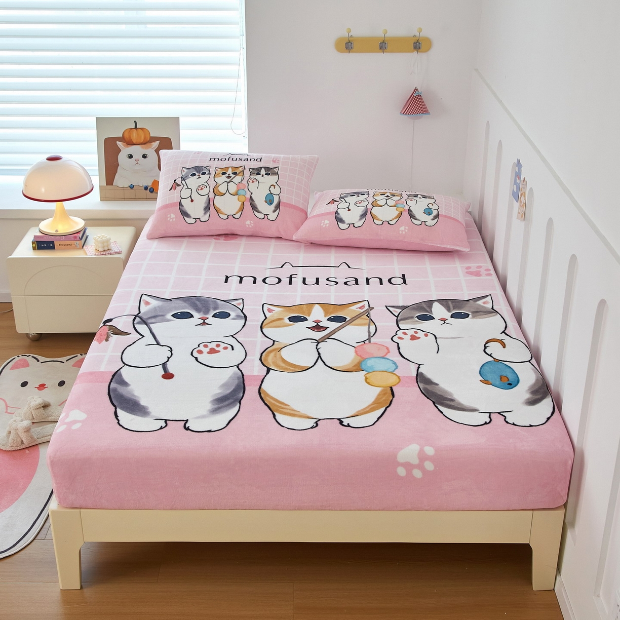 91家纺网 家纺一手货源 找家纺 蘭菲家纺 2025新款高克重牛奶绒正版鲨鱼猫系列单品床笠 珊迪闲逛-猫福