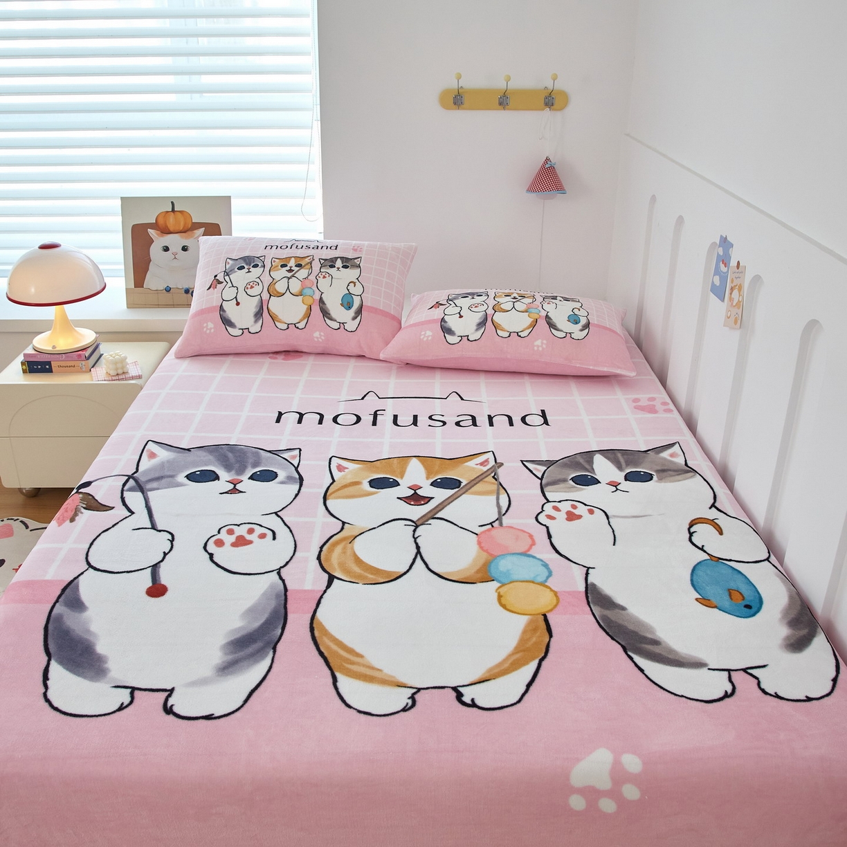 91家纺网 家纺一手货源 找家纺 蘭菲家纺 2025新款高克重牛奶绒正版鲨鱼猫系列单品床笠 珊迪闲逛-猫福