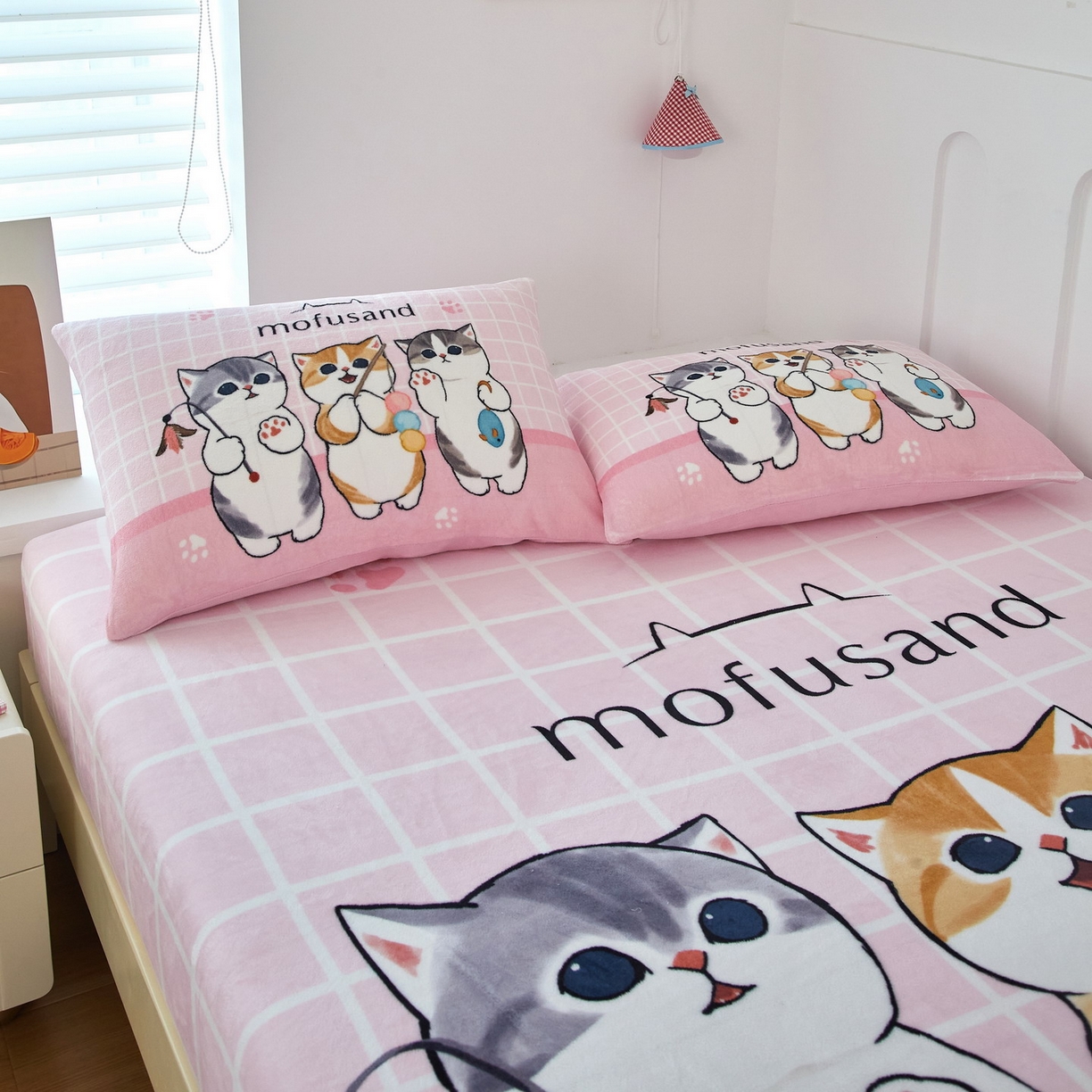 91家纺网 家纺一手货源 找家纺 蘭菲家纺 2025新款高克重牛奶绒正版鲨鱼猫系列单品床笠 珊迪闲逛-猫福