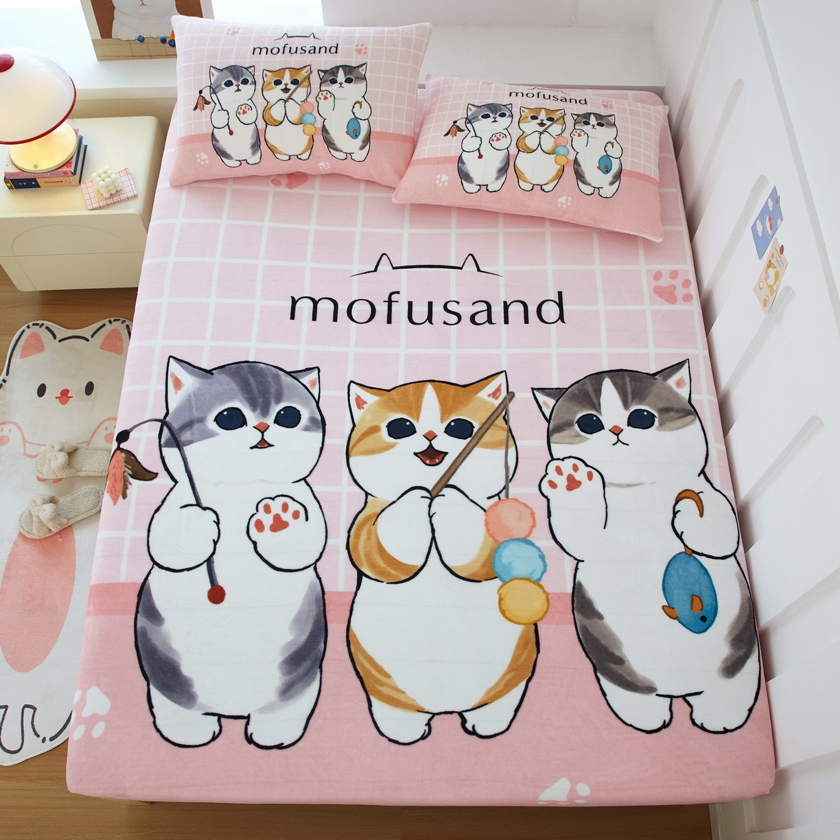 91家纺网 家纺一手货源 找家纺 蘭菲家纺 2025新款高克重牛奶绒正版鲨鱼猫系列单品床笠 珊迪闲逛-猫福