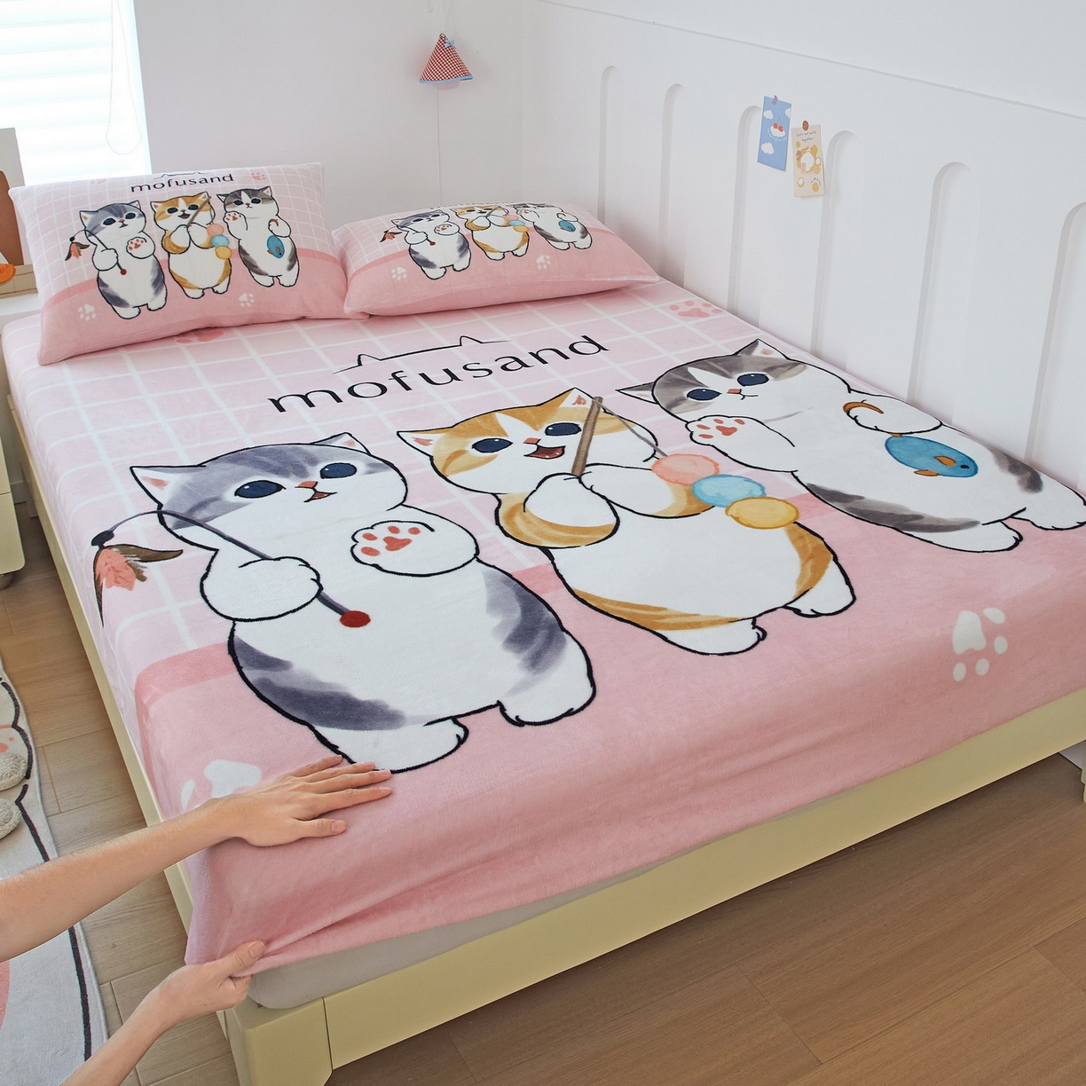 91家纺网 家纺一手货源 找家纺 蘭菲家纺 2025新款高克重牛奶绒正版鲨鱼猫系列单品床笠 珊迪闲逛-猫福