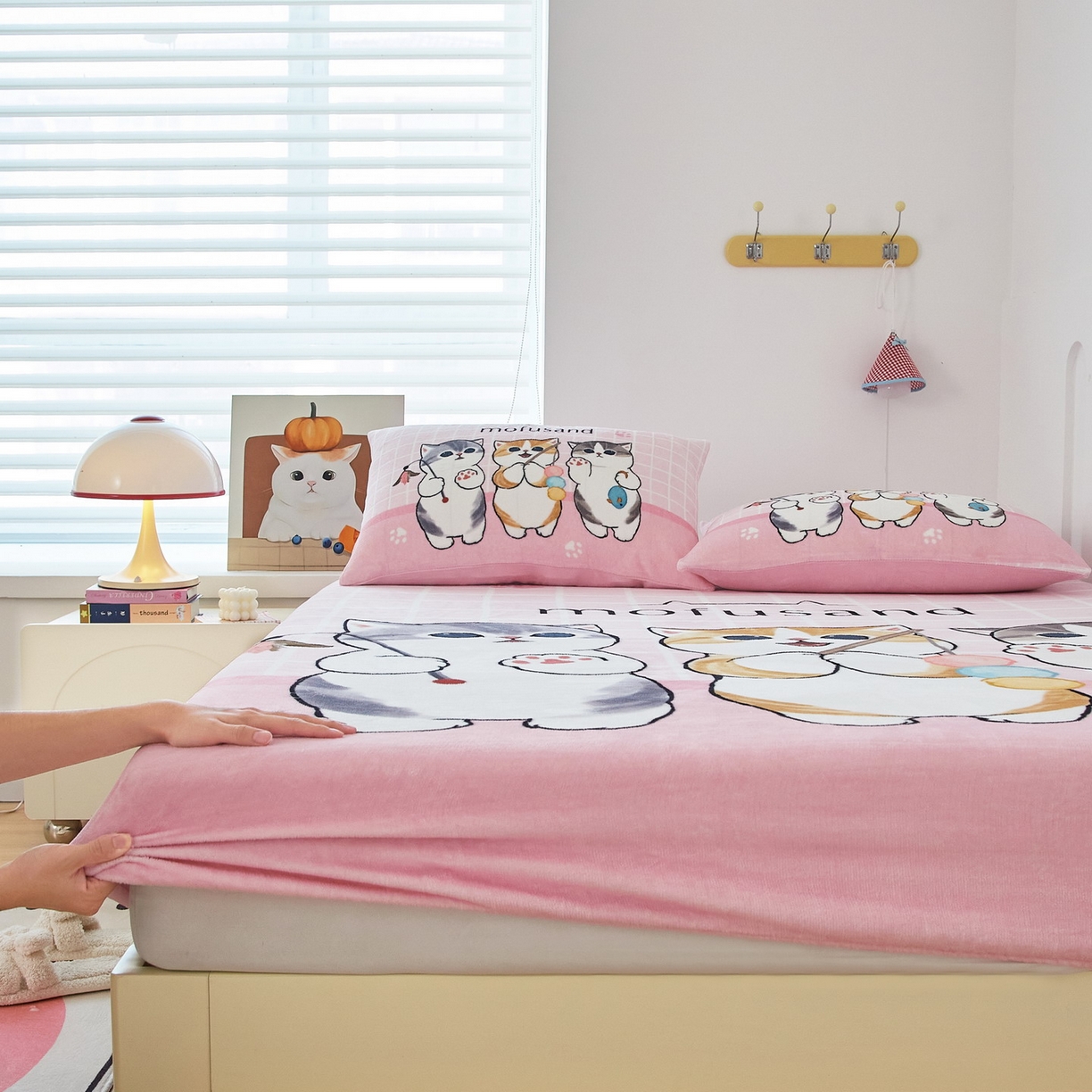 91家纺网 家纺一手货源 找家纺 蘭菲家纺 2025新款高克重牛奶绒正版鲨鱼猫系列单品床笠 珊迪闲逛-猫福