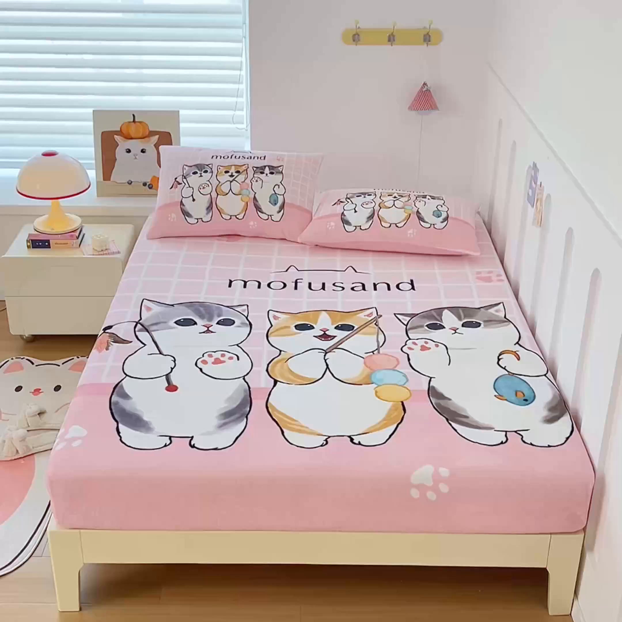 91家纺网 家纺一手货源 找家纺 蘭菲家纺 2025新款高克重牛奶绒正版鲨鱼猫系列单品床笠 珊迪闲逛-猫福