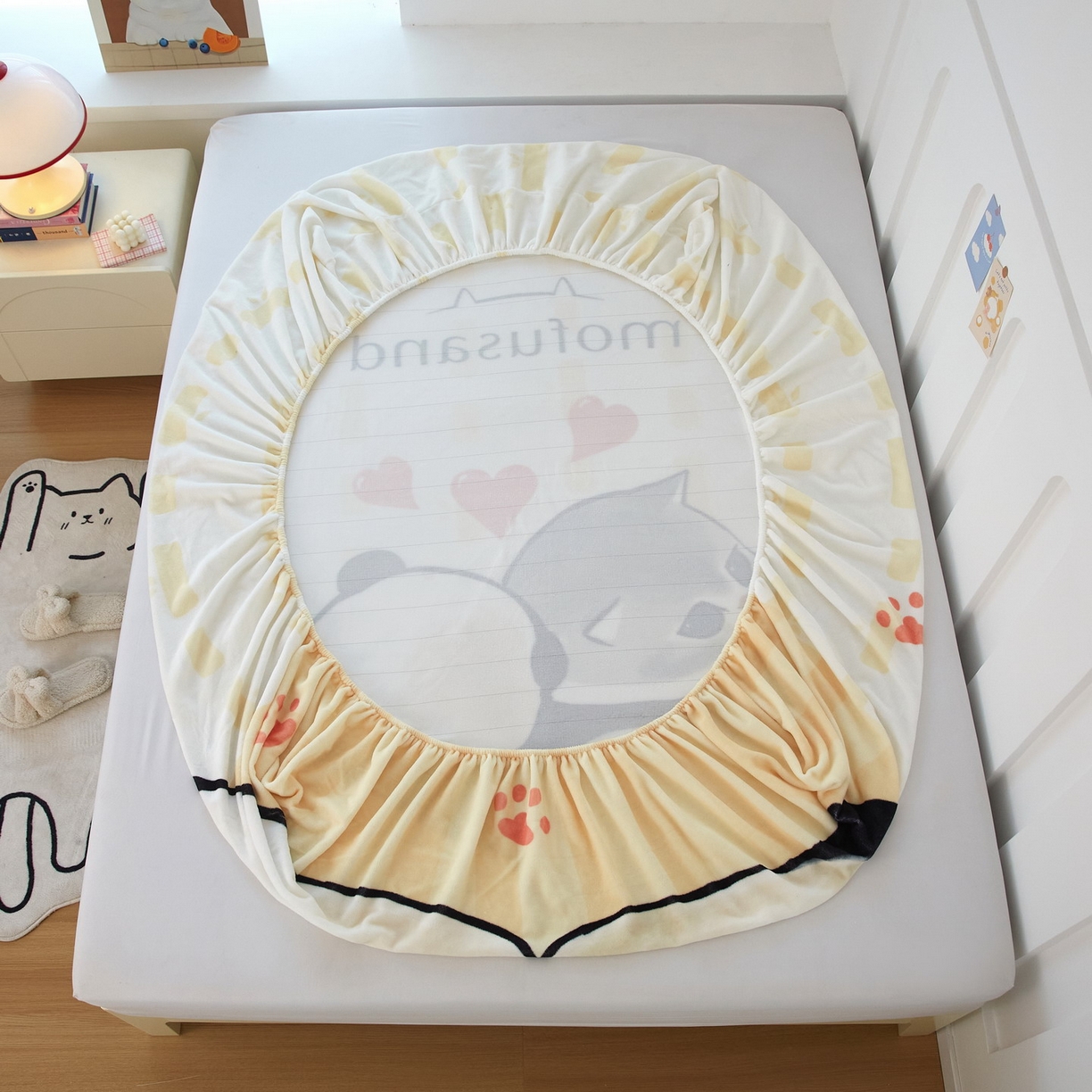 91家纺网 家纺一手货源 找家纺 蘭菲家纺 2025新款高克重牛奶绒正版鲨鱼猫系列单品床笠 珊迪熊-猫福