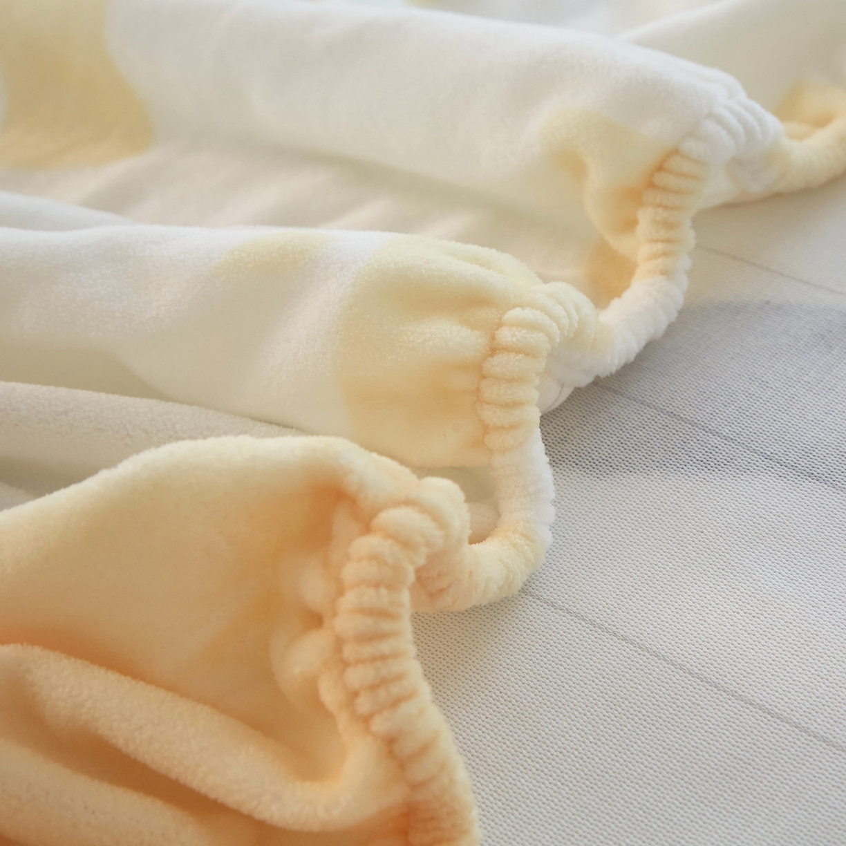 91家纺网 家纺一手货源 找家纺 蘭菲家纺 2025新款高克重牛奶绒正版鲨鱼猫系列单品床笠 珊迪熊-猫福