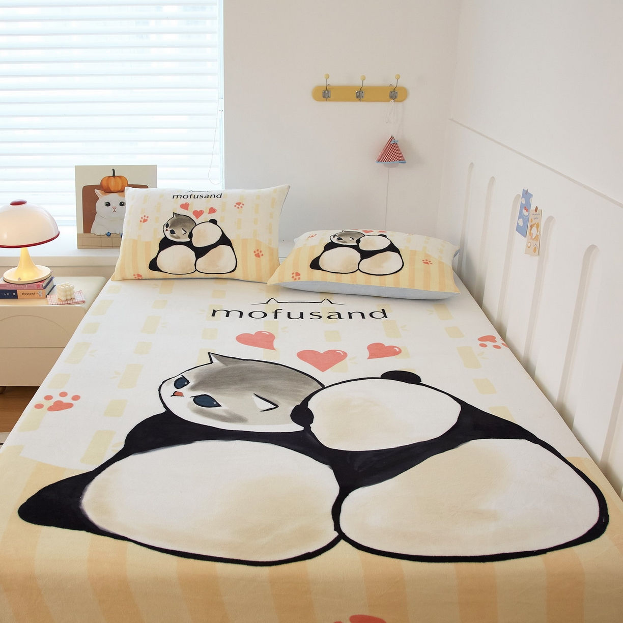 91家纺网 家纺一手货源 找家纺 蘭菲家纺 2025新款高克重牛奶绒正版鲨鱼猫系列单品床笠 珊迪熊-猫福