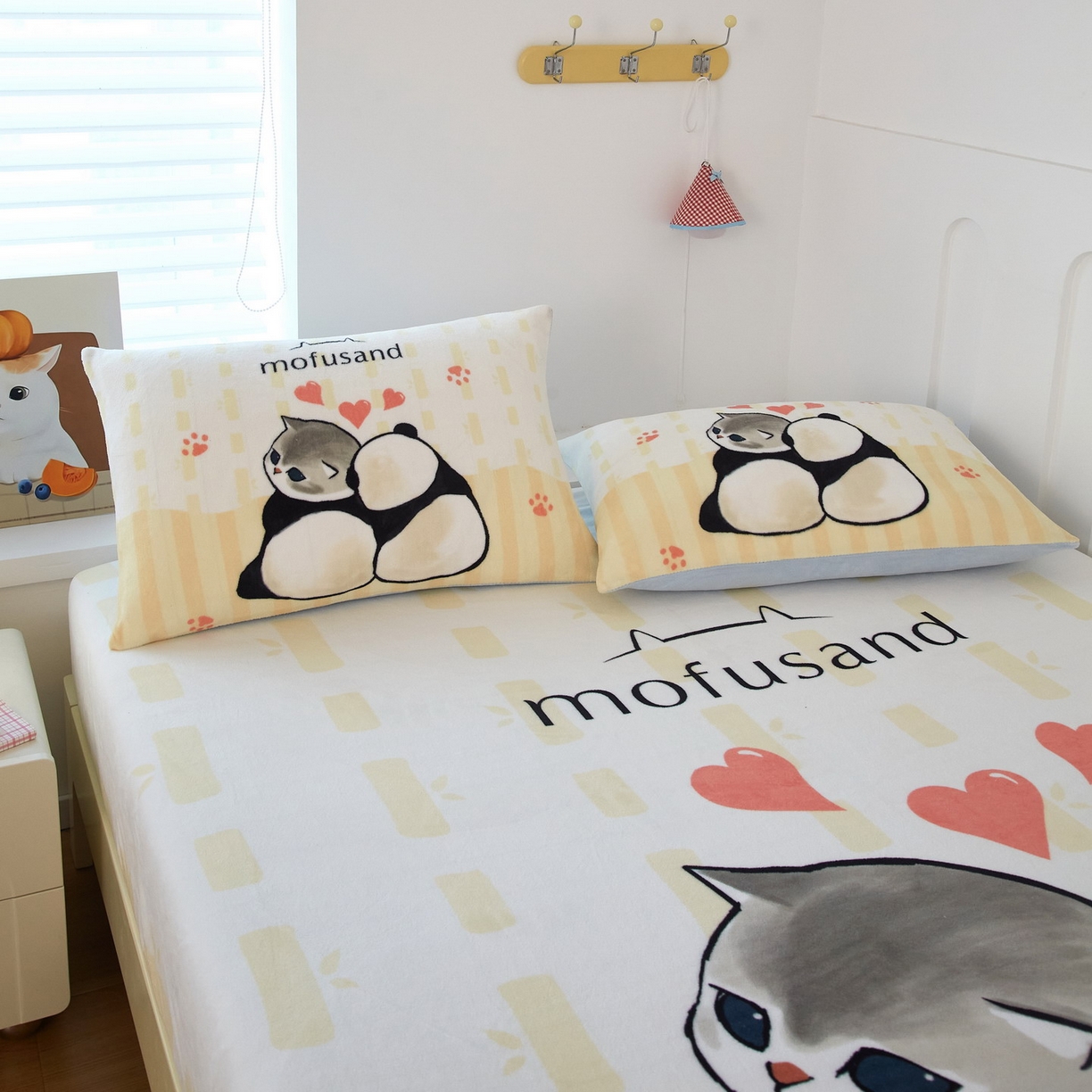 91家纺网 家纺一手货源 找家纺 蘭菲家纺 2025新款高克重牛奶绒正版鲨鱼猫系列单品床笠 珊迪熊-猫福