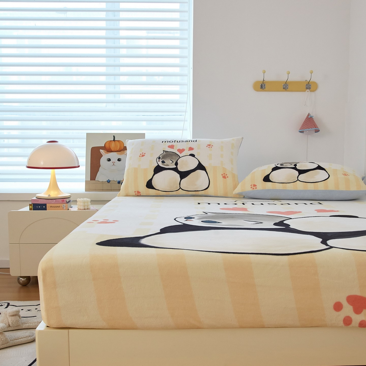 91家纺网 家纺一手货源 找家纺 蘭菲家纺 2025新款高克重牛奶绒正版鲨鱼猫系列单品床笠 珊迪熊-猫福