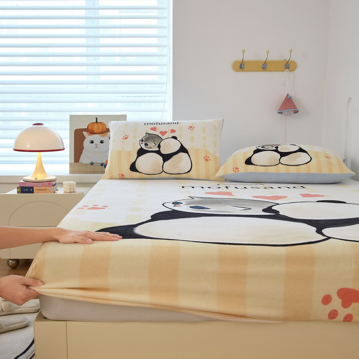 91家纺网 家纺一手货源 找家纺 蘭菲家纺 2025新款高克重牛奶绒正版鲨鱼猫系列单品床笠 珊迪熊-猫福