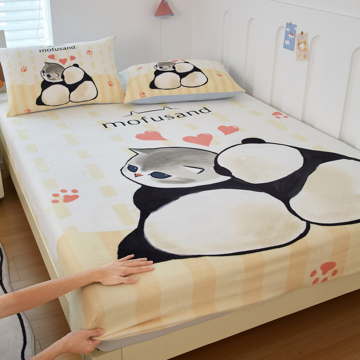 91家纺网 家纺一手货源 找家纺 蘭菲家纺 2025新款高克重牛奶绒正版鲨鱼猫系列单品床笠 珊迪熊-猫福