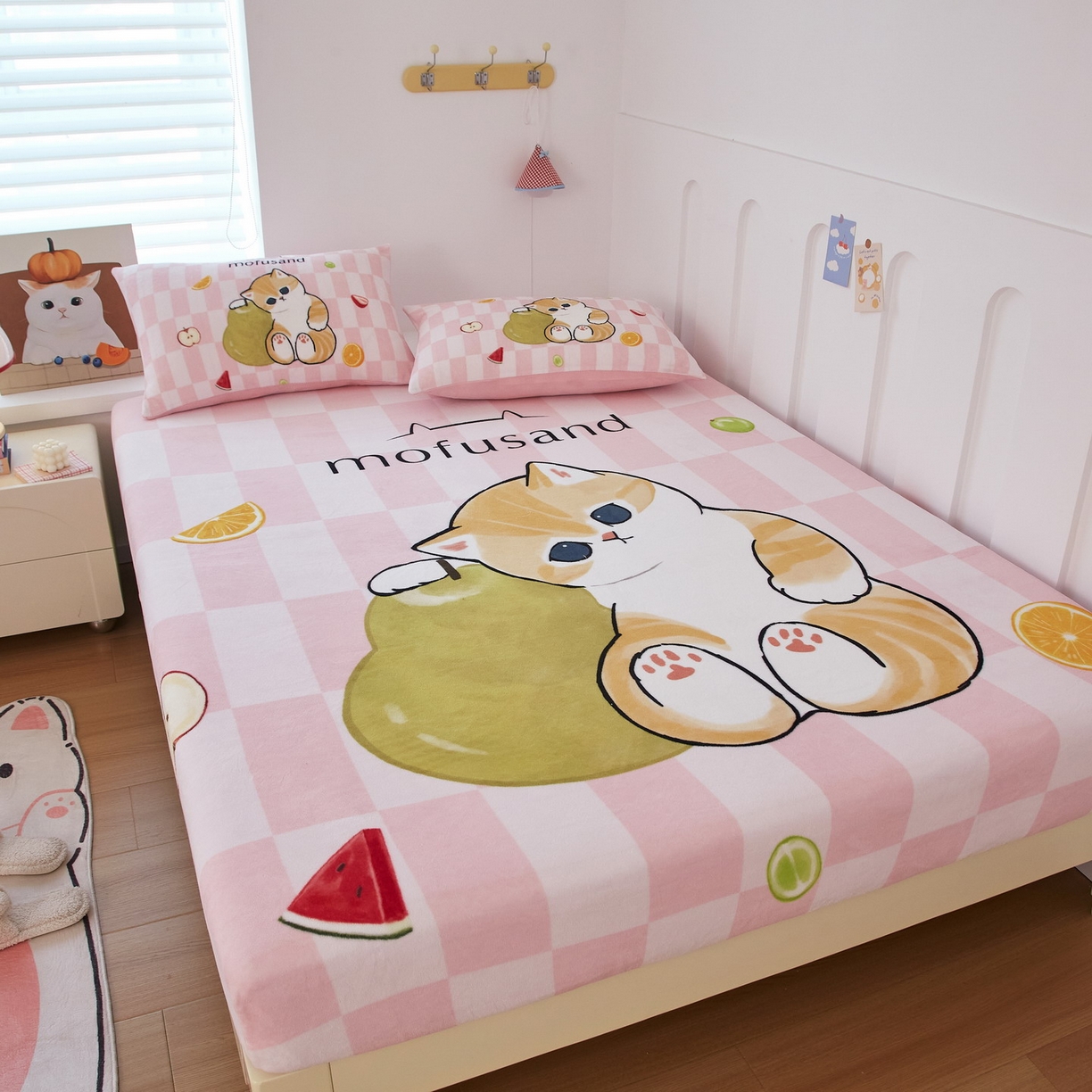 91家纺网 家纺一手货源 找家纺 蘭菲家纺 2025新款高克重牛奶绒正版鲨鱼猫系列单品床笠 水果珊迪-猫福