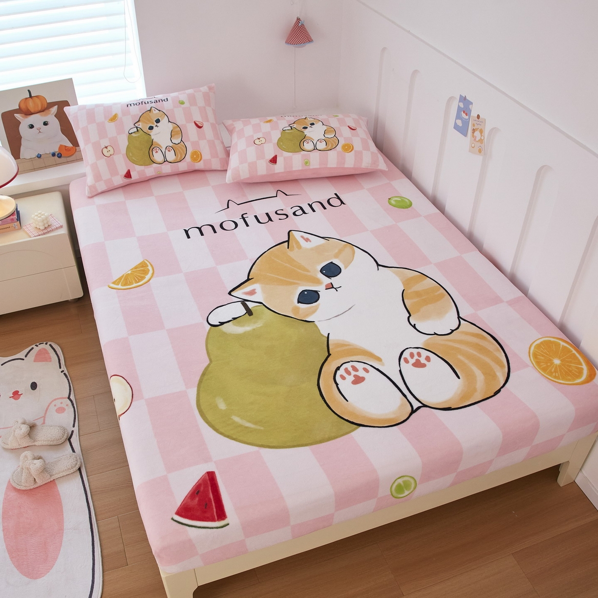 91家纺网 家纺一手货源 找家纺 蘭菲家纺 2025新款高克重牛奶绒正版鲨鱼猫系列单品床笠 水果珊迪-猫福