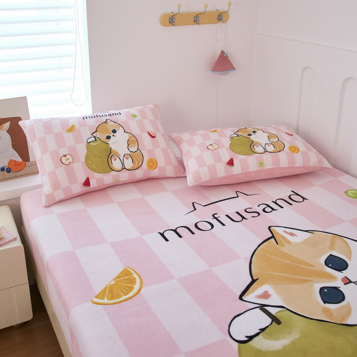 91家纺网 家纺一手货源 找家纺 蘭菲家纺 2025新款高克重牛奶绒正版鲨鱼猫系列单品床笠 水果珊迪-猫福