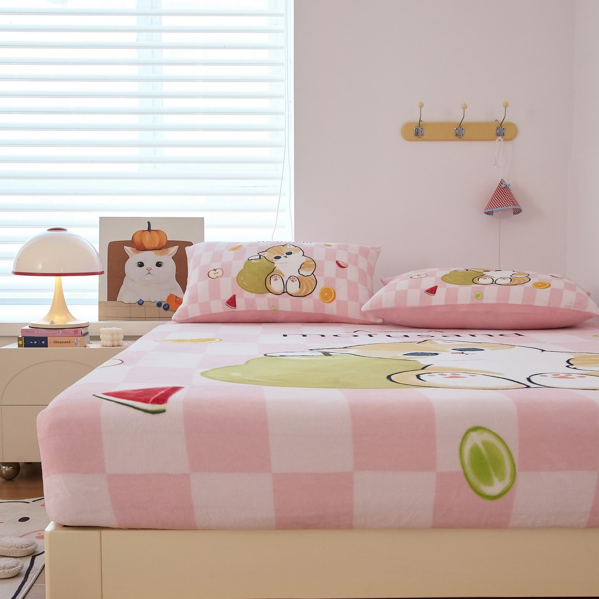 91家纺网 家纺一手货源 找家纺 蘭菲家纺 2025新款高克重牛奶绒正版鲨鱼猫系列单品床笠 水果珊迪-猫福