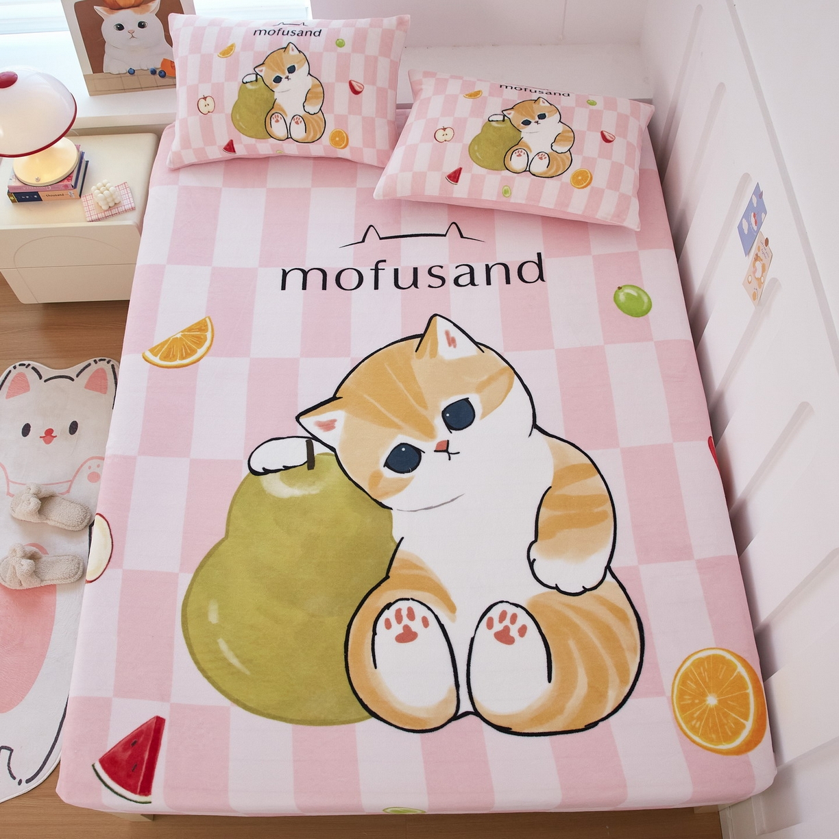 91家纺网 家纺一手货源 找家纺 蘭菲家纺 2025新款高克重牛奶绒正版鲨鱼猫系列单品床笠 水果珊迪-猫福