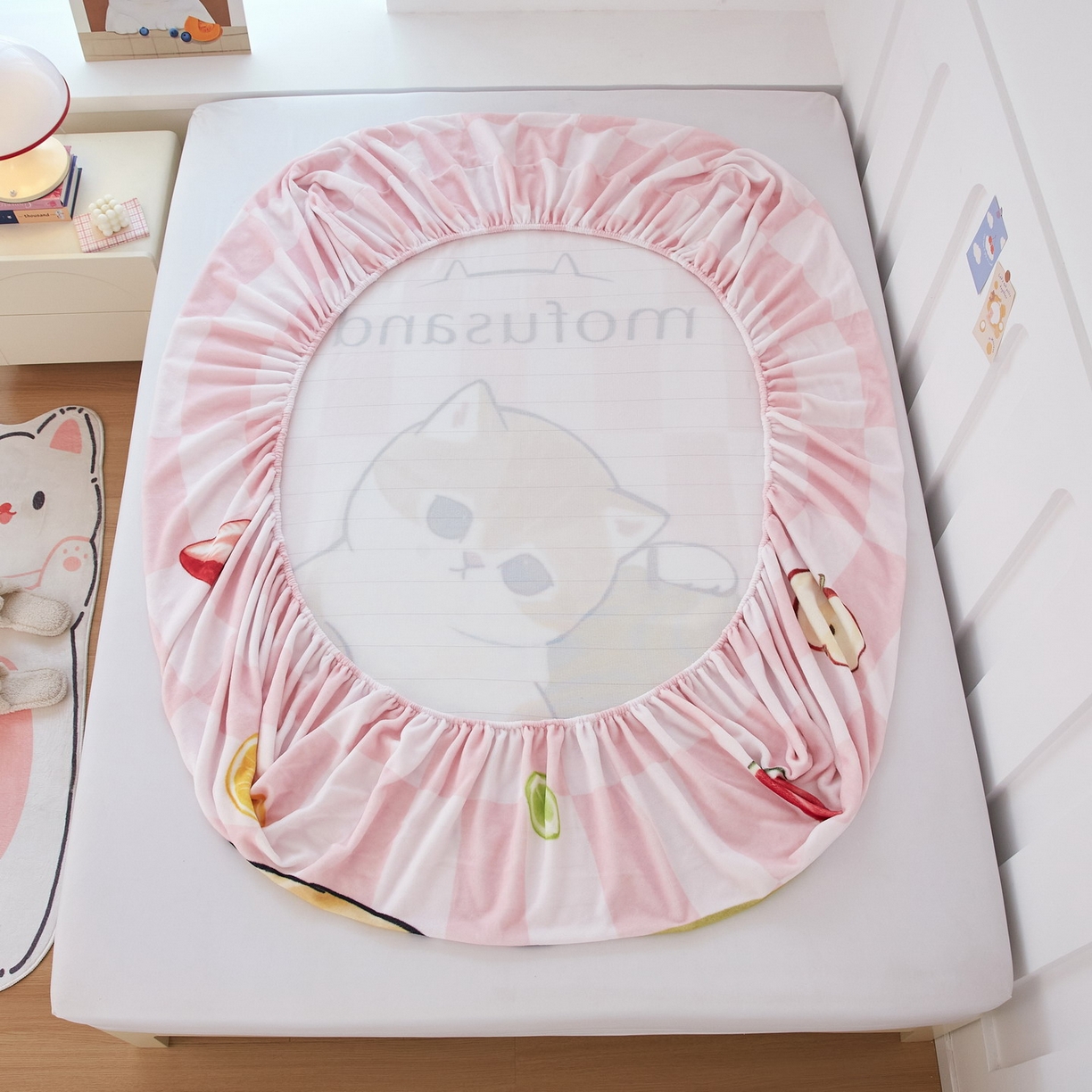 91家纺网 家纺一手货源 找家纺 蘭菲家纺 2025新款高克重牛奶绒正版鲨鱼猫系列单品床笠 水果珊迪-猫福