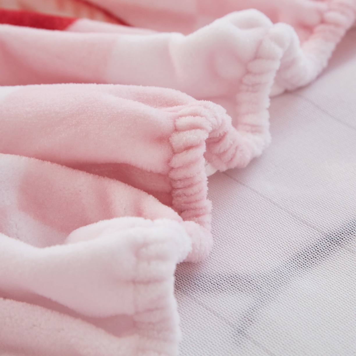 91家纺网 家纺一手货源 找家纺 蘭菲家纺 2025新款高克重牛奶绒正版鲨鱼猫系列单品床笠 水果珊迪-猫福