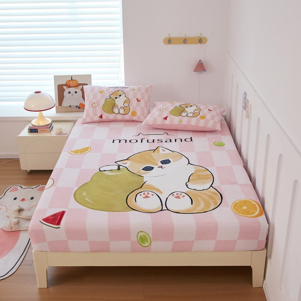 91家纺网 家纺一手货源 找家纺 蘭菲家纺 2025新款高克重牛奶绒正版鲨鱼猫系列单品床笠 水果珊迪-猫福