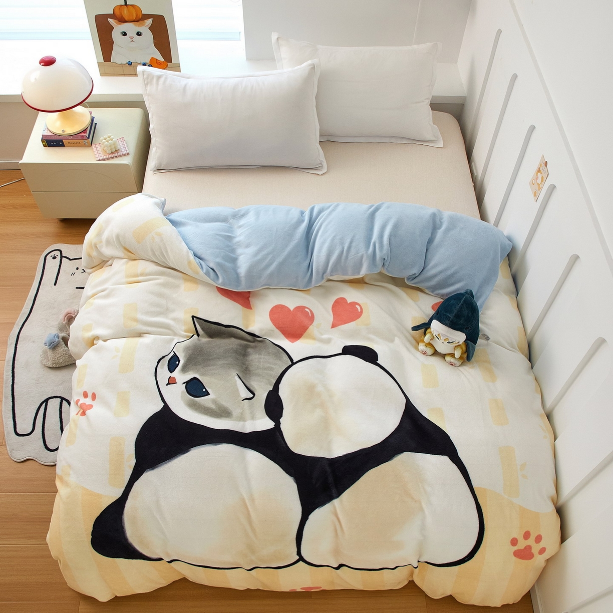 91家纺网 家纺一手货源 找家纺 蘭菲家纺 2025新款高克重牛奶绒正版鲨鱼猫系列单品被套 珊迪熊-猫福