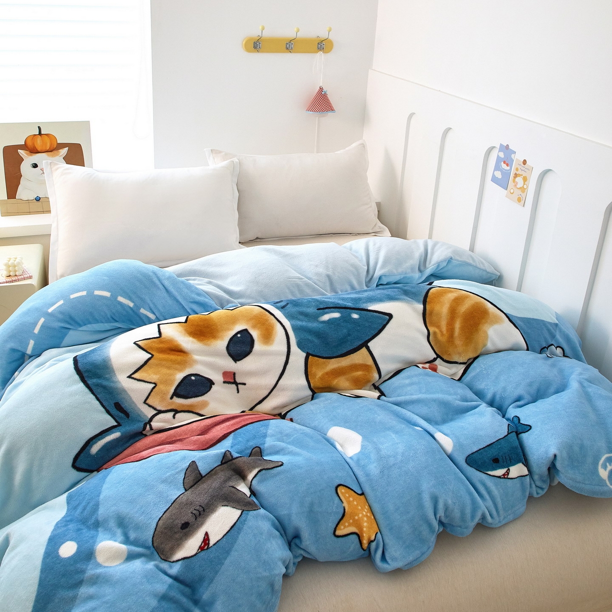 91家纺网 家纺一手货源 找家纺 蘭菲家纺 2025新款高克重牛奶绒正版鲨鱼猫系列单品被套 珊迪沙滩季-猫福