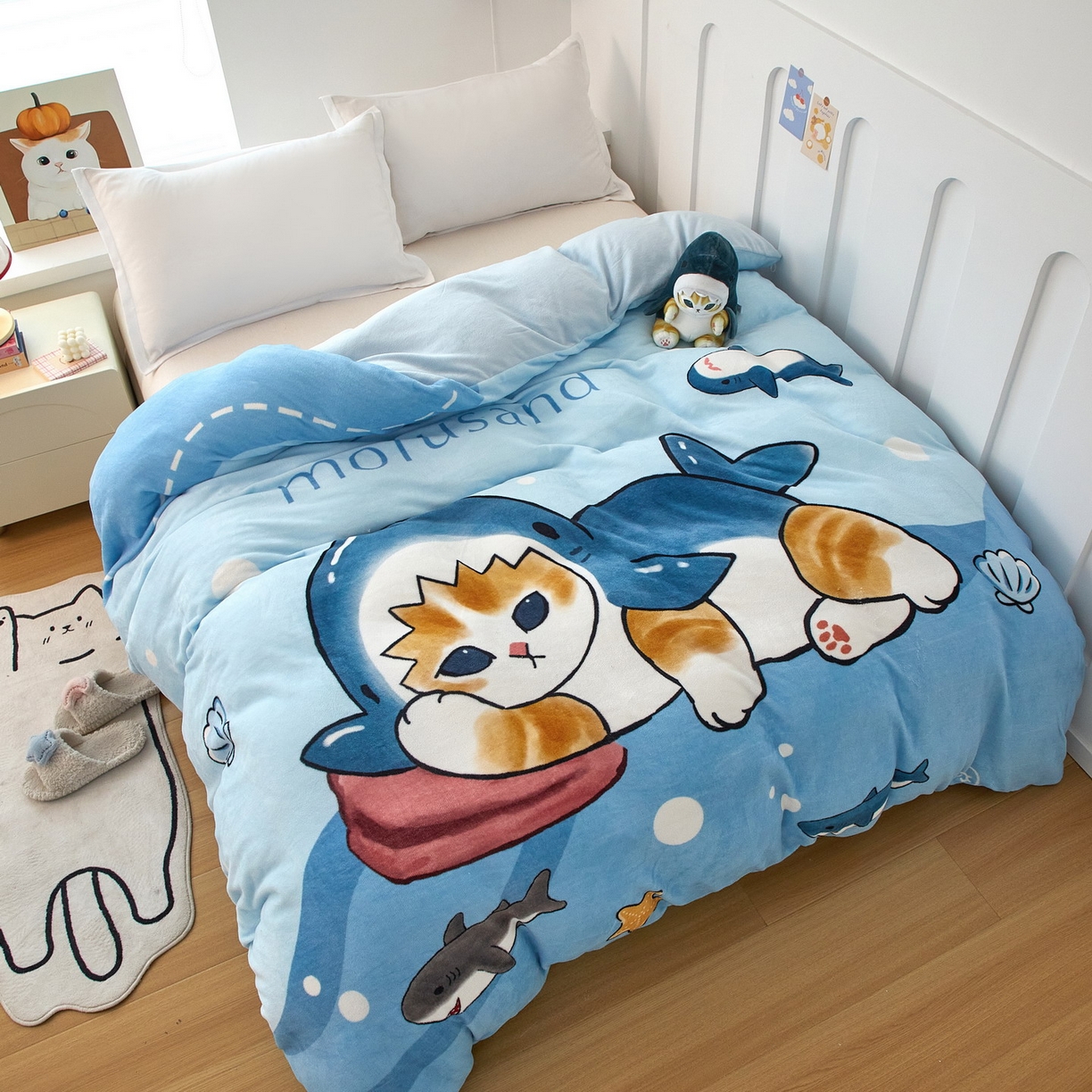 91家纺网 家纺一手货源 找家纺 蘭菲家纺 2025新款高克重牛奶绒正版鲨鱼猫系列单品被套 珊迪沙滩季-猫福