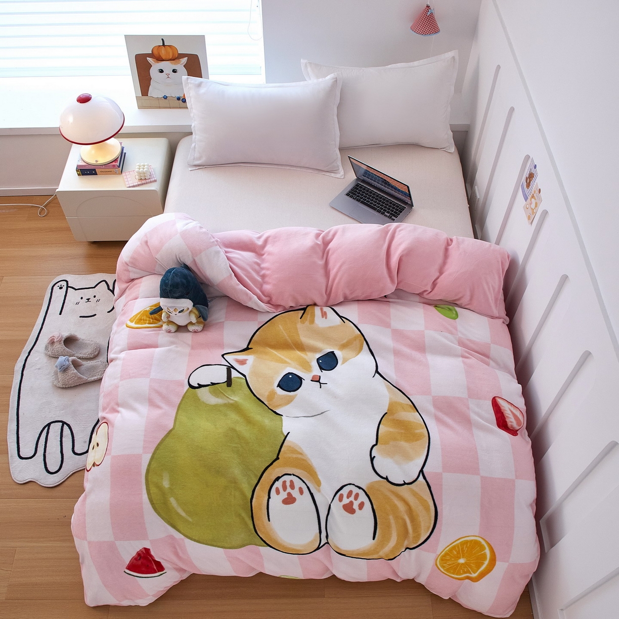 91家纺网 家纺一手货源 找家纺 蘭菲家纺 2025新款高克重牛奶绒正版鲨鱼猫系列单品被套 水果珊迪-猫福