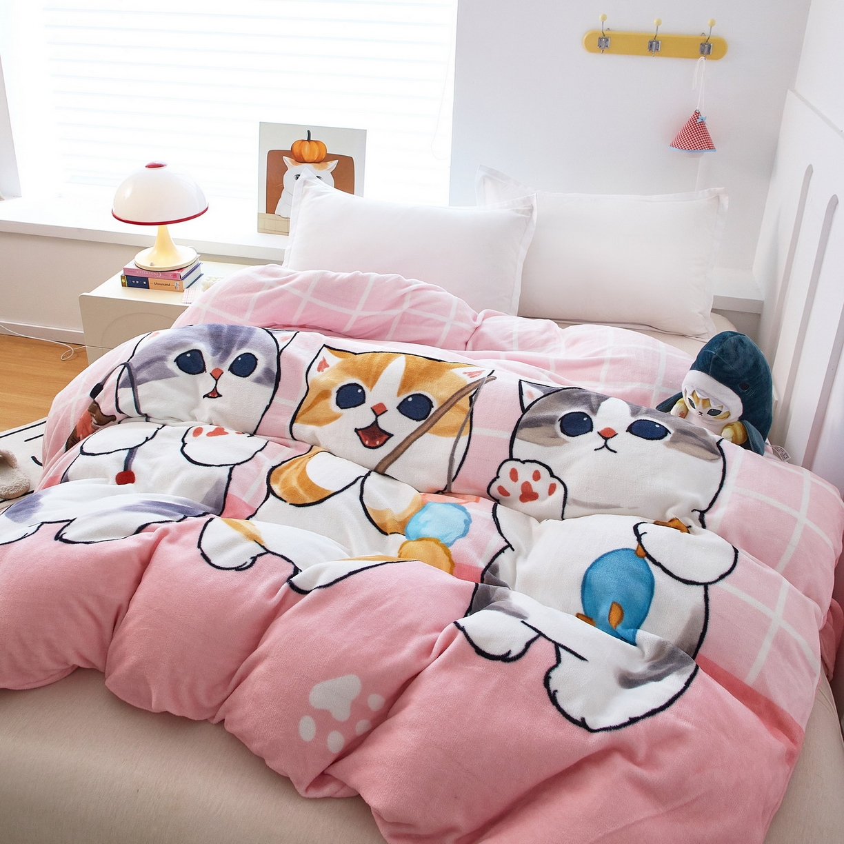 91家纺网 家纺一手货源 找家纺 蘭菲家纺 2025新款高克重牛奶绒正版鲨鱼猫系列单品被套 珊迪闲逛-猫福